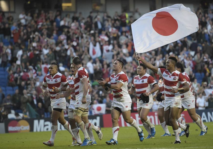 Giapponesi in festa con la bandiera. Afp
